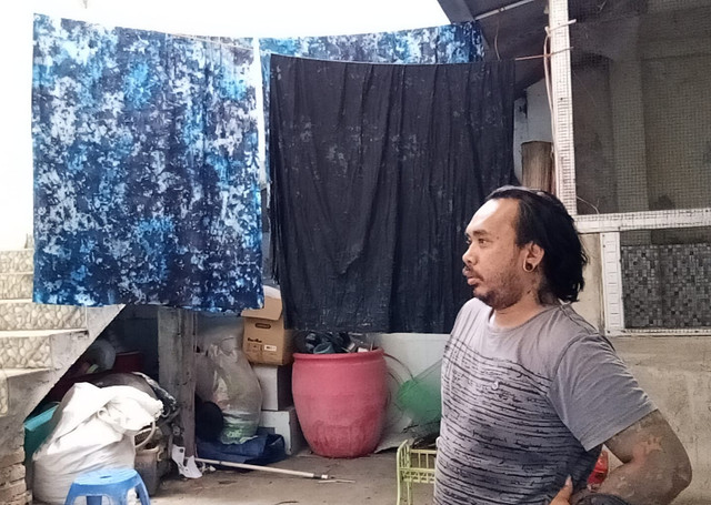 Khusnul Yakin, penyandang disabilitas daksa di Surabaya, dengan batik kriwilnya. Foto: Masruroh/Basra