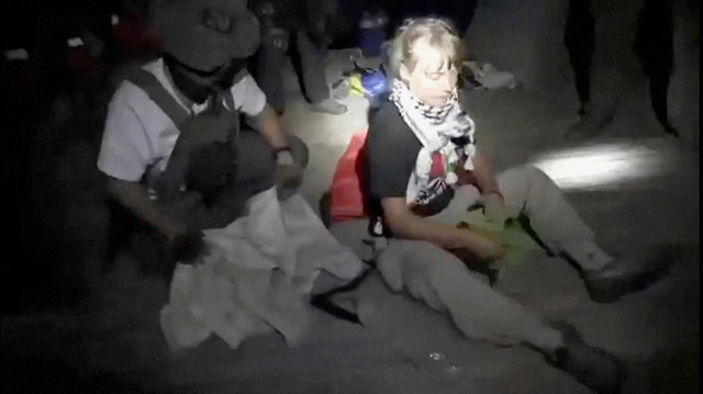 Tangkapan layar dari sebuah video menunjukkan aktivis Swedia Greta Thunberg duduk di samping seseorang yang mengenakan perlengkapan taktis saat kapal-kapal Armada Sumud Global dicegat oleh pasukan keamanan Israel, Rabu (1/10/2025). Foto: Global Sumud Flotilla/Handout via REUTERS