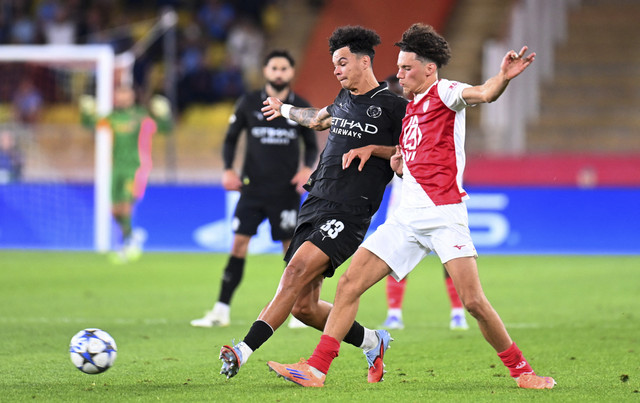Nico O'Reilly dari Manchester City beraksi bersama Maghnes Akliouche dari AS Monaco pada pertandingan Liga Champions antara AS Monaco vs Manchester City di Stade Louis II, Monako, Rabu (1/10/2025). Foto: ALEXANDRE DIMOU/REUTERS