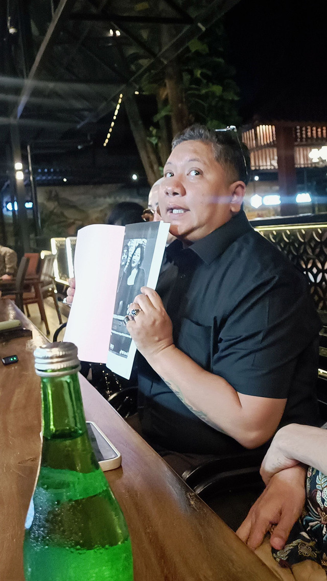 Pengacara Vadel Badjideh, Oya Abdul Malik, menanggapi putusan terhadap kliennya, kawasan Ampera, Jakarta Selatan, Rabu (1/10/2025). Foto: Giovanni/kumparan