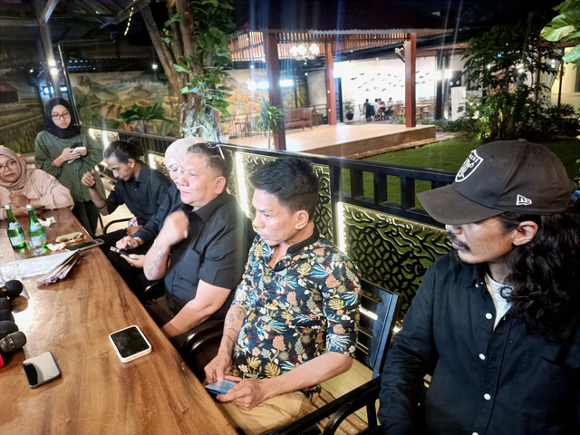 Pengacara Vadel Badjideh, Oya Abdul Malik, menanggapi putusan terhadap kliennya, kawasan Ampera, Jakarta Selatan, Rabu (1/10/2025). Foto: Giovanni/kumparan