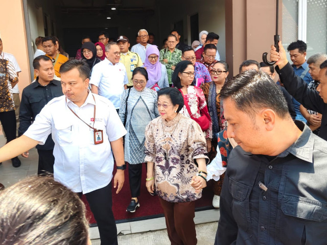 Ketua Dewan Pengarah BRIN yang juga Presiden ke-5 RI Megawati Soekarnoputri mengunjungi kantor Badan Riset dan Inovasi Nasional (BRIN) di Kabupaten Gunungkidul, Kamis (2/10/2025). Foto: Arfiansyah Panji Purnandaru/kumparan