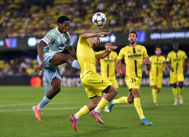 Georges Mikautadze dari Villarreal beraksi bersama pemain Juventus Jonathan David pada pertandingan Liga Champions antara Villarreal vs Juventus di Estadio de la Ceramica, Villarreal, Spanyol, Rabu (1/10/2025). Foto: Pablo Morano/REUTERS