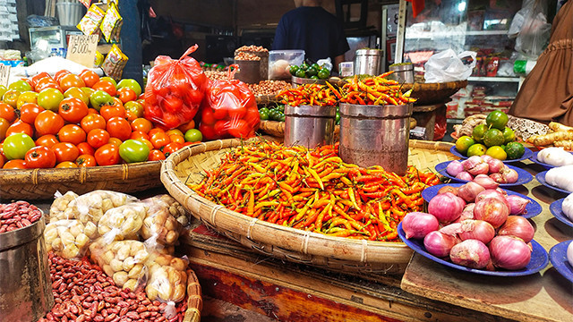 Ilustrasi cabai rawit dan tomat serta bumbu dapur lainnya.