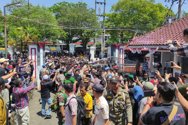 Bupati Pati Sudewo menghadiri Rapat Pansus Hak Angket DPRD Pati di Ruang Banggar, Kamis (2/10/2025). Foto: kumparan