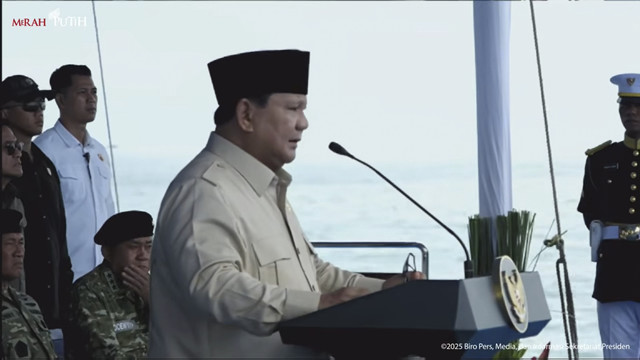 Presiden RI Prabowo Subianto hadiri Sailing Pass TNI AL Tahun 2025 di atas kapal KRI dr Radjiman Wedyodiningrat-992, Kamis (2/10/2025). Foto: YouTube/Sekretariat Presiden