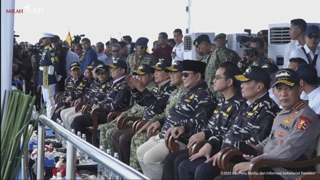 Presiden RI Prabowo Subianto bersama tamu undangan dalam acara Sailing Pass TNI AL Tahun 2025 di atas kapal KRI dr Radjiman Wedyodiningrat-992, Kamis (2/10/2025). Foto: YouTube/Sekretariat Presiden