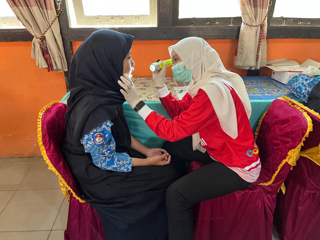 Siswa SMPN 1 Sintang mengikuti cek kesehatan gratis yang dilaksanakan Puskesmas Tanjung Puri. Foto: Yus/Hi!Pontianak