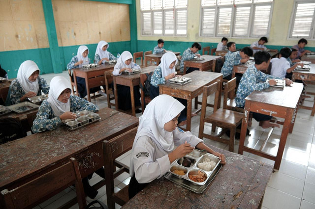 Pelaksanaan MBG di sekolah. Foto: Kementerian UMKM