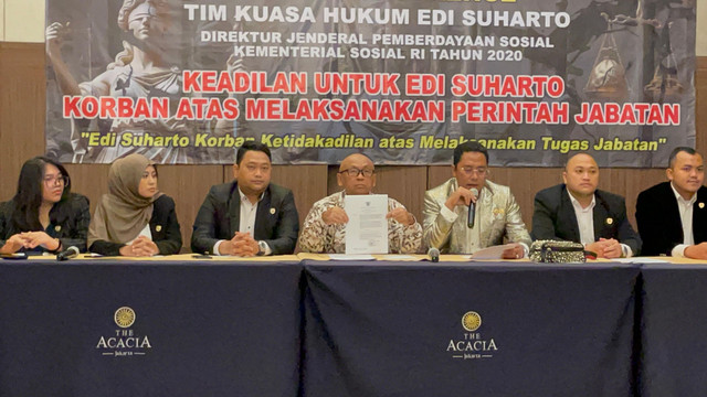 Konferensi pers Edi Suharto terkait kasus bansos beras di kawasan Jakarta Pusat.  Foto: Rachmadi Rasyad/kumparan