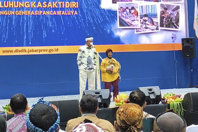 KDM ajak naik panggung seorang nenek yang ditemuinya di Cikole saat perjalanan menuju acara di Sabuga, Kamis (2/10/2025). Foto: Linda Lestari/kumparan