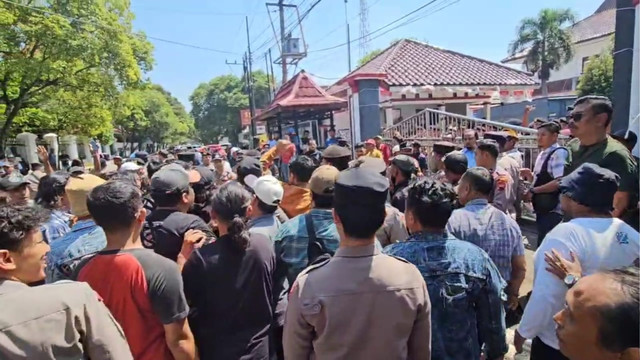 Suasana jelang Rapat Pansus Hak Angket DPRD Pati sempat ricuh, Kamis (2/10/2025). dok Istimewa