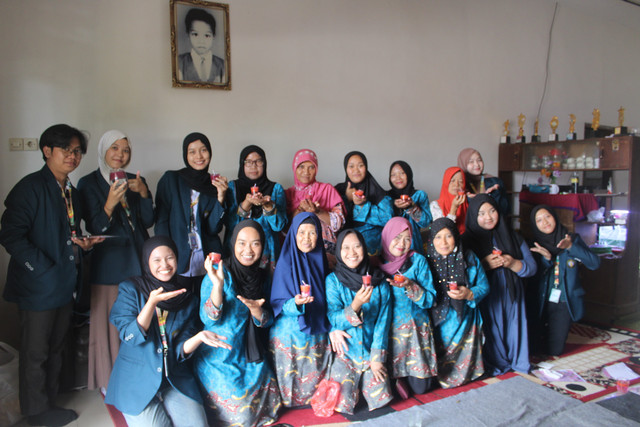 Foto bersama warga Desa Petungsewu dengan karya lilin aromaterapi. Sumber: Foto pribadi.