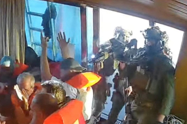 Rekaman pasukan angkatan laut Israel mencegat kapal Global Sumud Flotilla yang menuju Gaza di perairan internasional pada Kamis (2/10/2025). Foto: Global Sumud Flotilla/HO via REUTERS