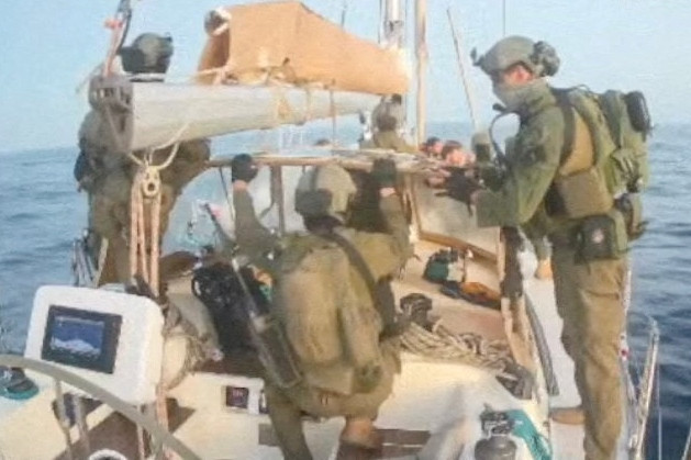 Rekaman pasukan angkatan laut Israel mencegat kapal Global Sumud Flotilla yang menuju Gaza di perairan internasional pada Kamis (2/10/2025). Foto: Global Sumud Flotilla/HO via REUTERS