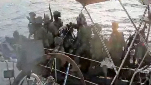 Rekaman pasukan angkatan laut Israel mencegat kapal Global Sumud Flotilla yang menuju Gaza di perairan internasional pada Kamis (2/10/2025). Foto: Global Sumud Flotilla/HO via REUTERS
