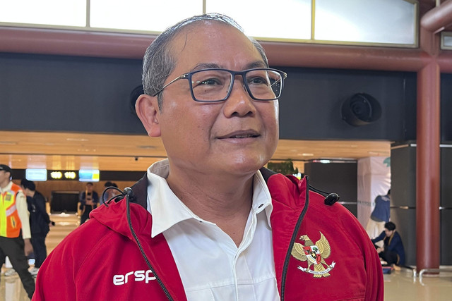 Manajer Timnas Indonesia, Sumardji, di Bandara Soekarno Hatta, Kamis (2/10/2025). Foto: Kevin Mamesa/kumparan