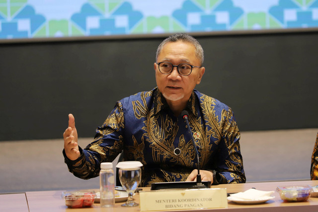 Menko Bidang Pangan Zulkifli Hasan memberikan keterangan pers penanggulangan KLB pada program prioritas makanan bergizi gratis (MBG) di Kantor Kemenkes, Jakarta, Kamis (2/10/2025). Foto: Jamal Ramadhan/kumparan