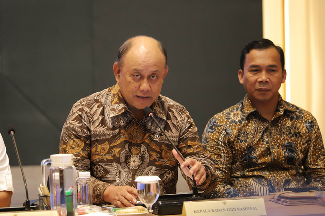 Kepala BGN Dadan Hindayana memberikan keterangan pers penanggulangan KLB pada program MBG di Kantor Kemenkes, Jakarta, Kamis (2/10/2025). Foto: Jamal Ramadhan/kumparan