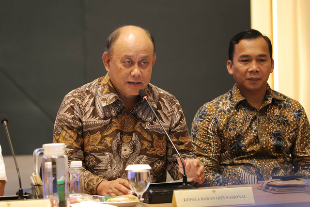 Kepala Badan Gizi Nasional (BGN) Dadan Hindayana memberikan keterangan pers penanggulangan KLB pada program prioritas makanan bergizi gratis (MBG) di Kantor Kemenkes, Jakarta, Kamis (2/10/2025). Foto: Jamal Ramadhan/kumparan