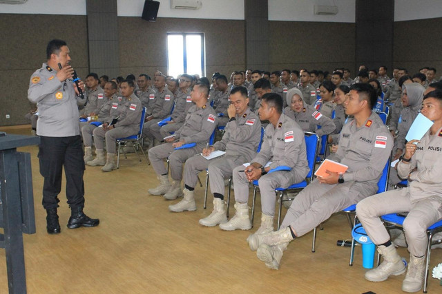 Karobinkar SSDM Polri Brigjen Pol Langgeng Purnomo memberikan materi kepada anggota Satuan Tugas FPU 7. Foto: Polri