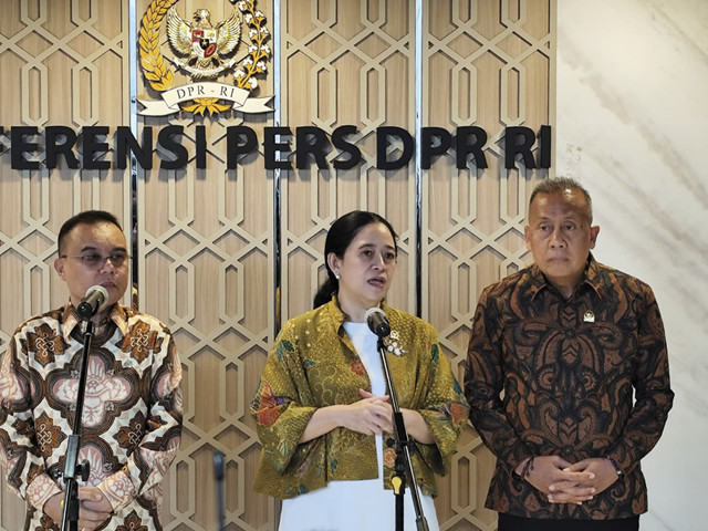 Ketua DPR RI Puan Maharani didampingi Wakil Ketua DPR Sufmi Dasco Ahmad dan Saan Mustopa usai rapat paripurna di kompleks Parlemen Senayan, Jakarta pada Kamis (2/10/2025). Foto: Luthfi Humam/kumparan