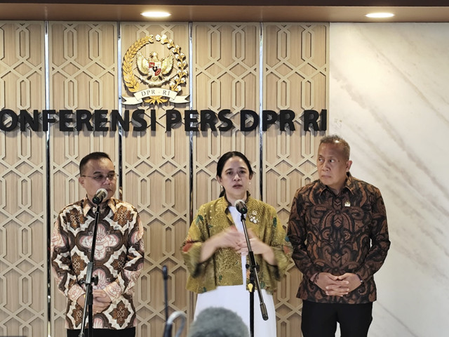Ketua DPR RI Puan Maharani didampingi Wakil Ketua DPR  Sufmi Dasco Ahmad dan Saan Mustopa usai rapat paripurna di kompleks Parlemen Senayan, Jakarta pada Kamis (2/10/2025). Foto: Luthfi Humam/kumparan