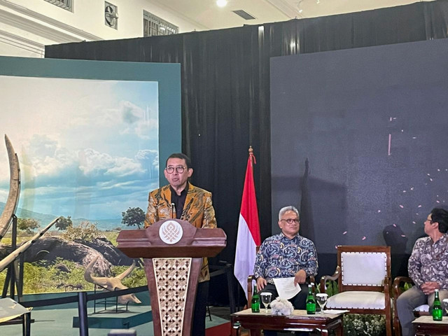 Menteri Kebudayaan, Fadli Zon memberi sambutan di podium dalam taklimat media bertajuk Pengembalian Fosil Koleksi Eugene Dubois di Museum Nasional, Jakarta Pusat, Kamis (2/10/2025). Foto: Fadhil Pramudya/kumparan