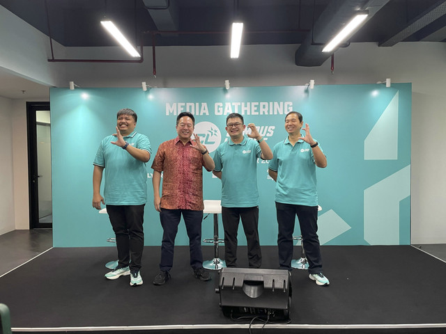 Peluncuran Campus League oleh CEO Ryan Gozali (kedua dari kanan) dan Victor Hartono (berkemeja batik) dari Djarum Foundation. Foto: Aji Nugrahanto/kumparan
