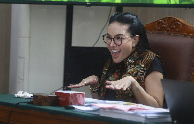 Terdakwa Nikita Mirzani saat menjalani sidang dengan agenda mendengarkan keterangan saksi ahli di Pengadilan Negeri Jakarta Selatan, Jakarta, Kamis, (2/10/2025). Foto: Agus Apriyanto