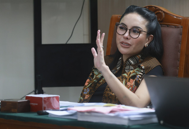 Terdakwa Nikita Mirzani saat menjalani sidang dengan agenda mendengarkan keterangan saksi ahli di Pengadilan Negeri Jakarta Selatan, Jakarta, Kamis, (2/10/2025). Foto: Agus Apriyanto