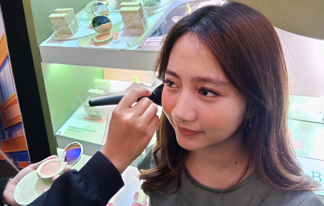 Untuk cuaca panas seperti sekarang sebaiknya pilih makeup berbahan natural. Foto: Masruroh/Basra
