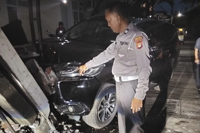 Mobil Pajero Sport yang dikendarai bocah berinisial I (15) menabrak 2 rumah di Ciputat Timur, Tangerang Selatan. Foto: Polsek Ciputat Timur