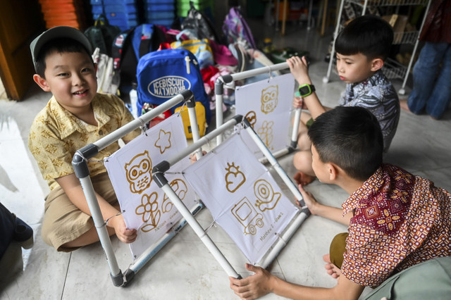 Murid mengikuti kegiatan belajar membatik di Galeri Kembang Mayang, Tangerang, Banten, Kamis (2/10/2025). Foto: Rivan Awal Lingga/ANTARA FOTO