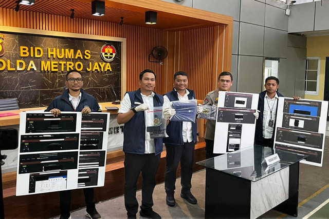 Konferensi Pers terkait pengungkapan kasus ilegal akses dan manipulasi data di Polda Metro Jaya, Jakarta, Kamis (2/10/2025). Foto: Rayyan Farhansyah/kumparan