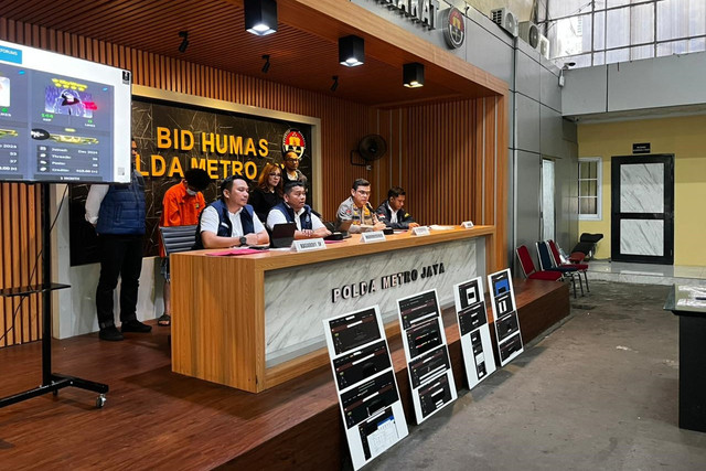 Konferensi Pers terkait pengungkapan kasus ilegal akses dan manipulasi data di Polda Metro Jaya, Jakarta, Kamis (2/10/2025). Foto: Rayyan Farhansyah/kumparan