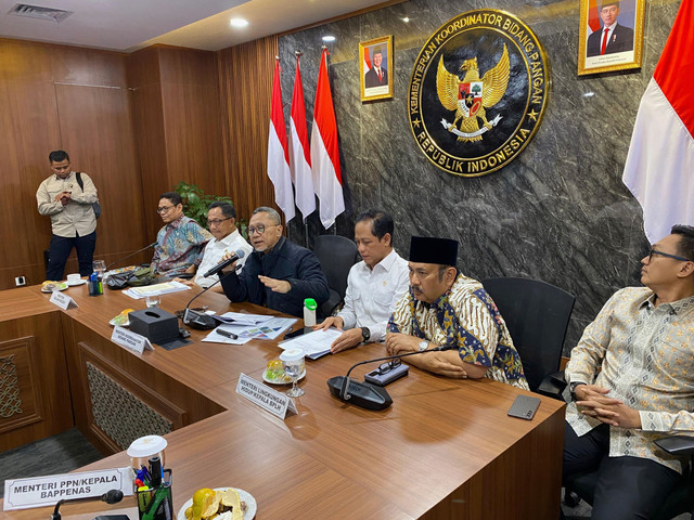 Ketua Tim Percepatan Swasembada Pangan, Energi, dan Air Nasional, Zulkifli Hasan (keempat kanan) memberi tanggapan di kantornya, Kamis (2/10/2025). Foto: Muhammad Fhandra Hardiyon/kumparan