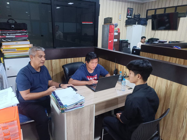 Konten kreator Rizky Kabah saat diperiksa penyidik Polda Kalbar. Foto: Dok. Istimewa
