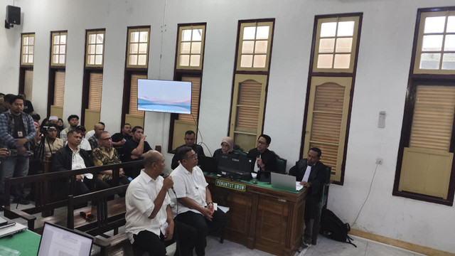 Topan Ginting (kanan baju putih), Rasuli Efendi Siregar (Kiri baju putih) mengikuti sidang atas kasus proyek Jalan di Pengadilan Negeri Medan, Sumatera Utara, Kamis (2/10/2025). Foto: Amar Marpaung/kumparan