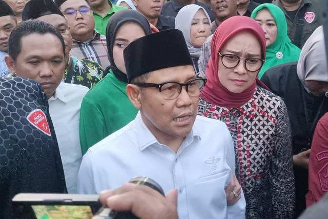 Menteri Koordinator Bidang Pemberdayaan Masyarakat Muhaimin Iskandar atau Cak Imin usai meninjau Ponpes Al-Khoziny di Kecamatan Buduran, Sidoarjo, Kamis (2/10/2025). Foto: Farusma Okta Verdian/kumparan