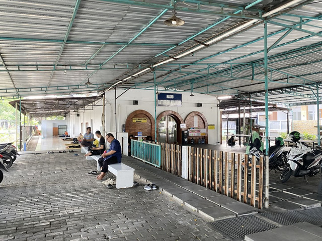 Para jemaah tengah beristirahat di Masjid Baiturridho Nusantara, Sleman. Foto: Pandangan Jogja/Resti Damayanti