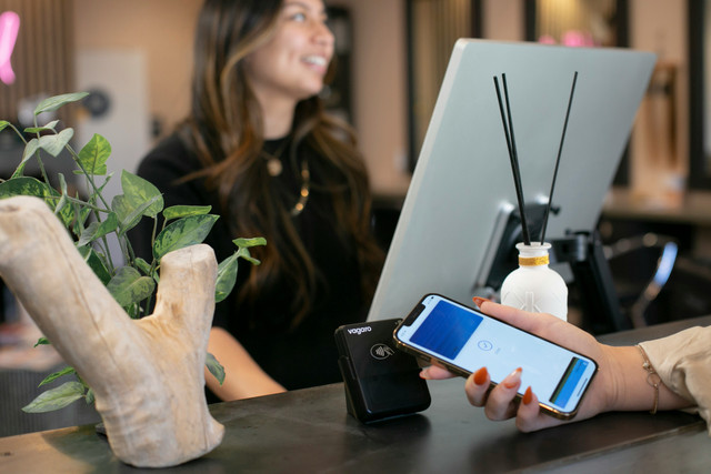 Transaksi digital kian populer di masyarakat. Rupiah Digital diharapkan membawa transparansi pajak. (Foto: Vagaro/Unsplash)