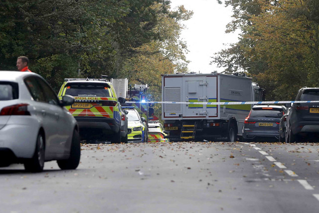 Sebuah robot penjinak bom bekerja di lokasi kejadian, setelah laporan insiden di mana sebuah mobil menabrak pejalan kaki dan serangan penikaman di luar sebuah sinagoga, di utara Manchester, Inggris, Jumat (2/10/2025). Foto: Temilade Adelaja/Reuters