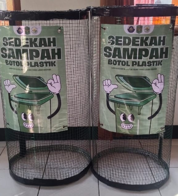 Mahasiswa KKN STIT Rakeyan Santang memanfaatkan sampah menjadi sedekah. Wadah ini menjadi simbol kreativitas dan kepedulian lingkungan di Desa Sukamerta-Rawamerta (sumber: foto pribadi).