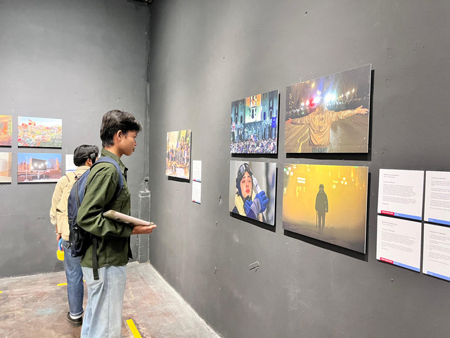Pengunjung melihat foto-foto jurnalistik dari World Press Photo Exhibition 2025 di Kota Pontianak. Foto: Dok. Hi!Pontianak