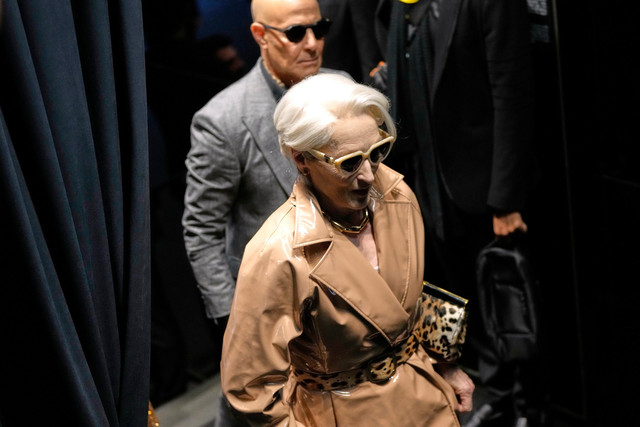 Meryl Streep tampil sebagai Miranda Priestly saat show Dolce & Gabbana di Milan Fashion Week pada Sabtu (27/9). Foto: AP photo/Luca Bruno