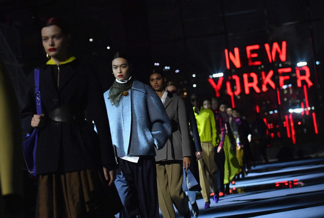 Model memeragakan busana untuk koleksi Tory Burch di New York Fashion Week 2022 (Foto: AFP)