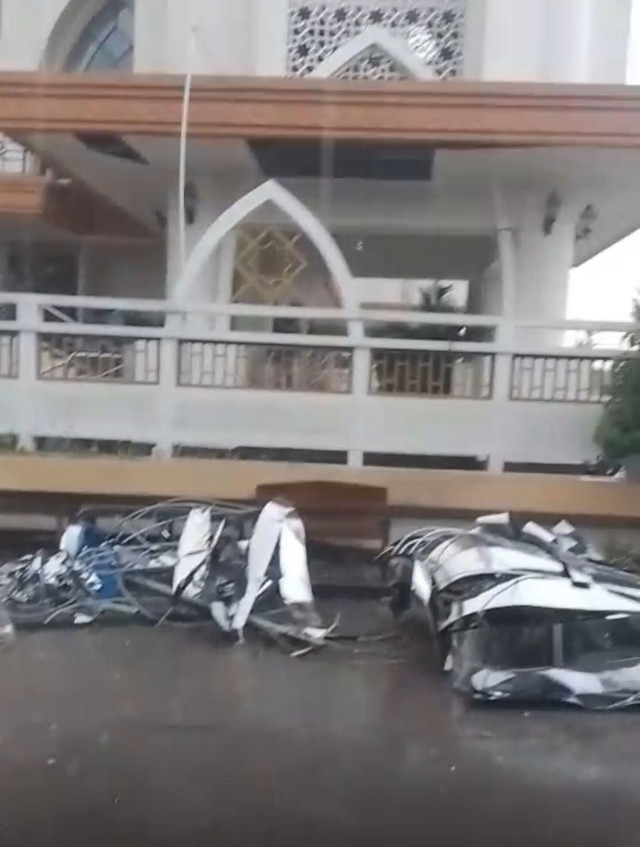 Kubah Masjid Agung Baiturrahman di Kabupaten Sukoharjo patah dan terjatuh akibat angin kencang pada Kamis (2/10). Dok: Istimewa