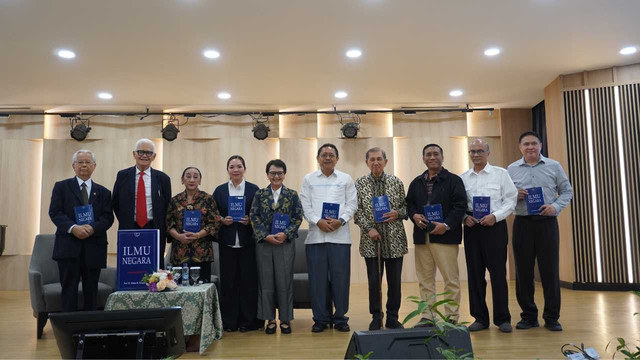 Fakultas Hukum Universitas Pelita Harapan (FH UPH) meluncurkan sekaligus menggelar bedah buku Ilmu Negara karya Prof. Dr. Bintan R. Saragih, S.H., Senior Advisor FH UPH, pada 17 September 2025 di Kampus UPH Lippo Village.