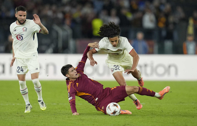 Pemain AS Roma Matias Soule berebut bola dengan pemain Lille Ayyoub Bouaddi dan Calvin Verdonk pada pertandingan Liga Eropa di Stadio Olimpico, Roma, Italia, Kamis (2/10/2025). Foto: Matteo Ciambelli/ REUTERS
